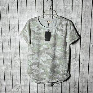 Jane and delancey camo print short sleeve t-shirt size small